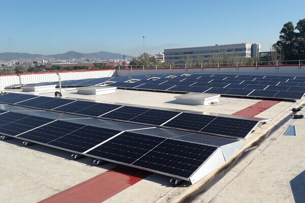 Damm instala dos nuevas plantas fotovoltaicas en la fábrica de El Prat 