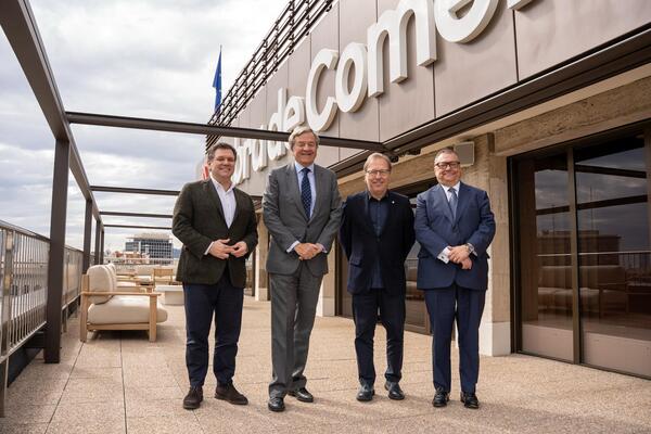 De derecha a izquierda, el director general de la Cambra, Roger Guasch, el director general de Damm, Jorge Villavecchia, el presidente de la Cambra, Josep Santacreu, y el consejero de Damm, Ramon Agenjo