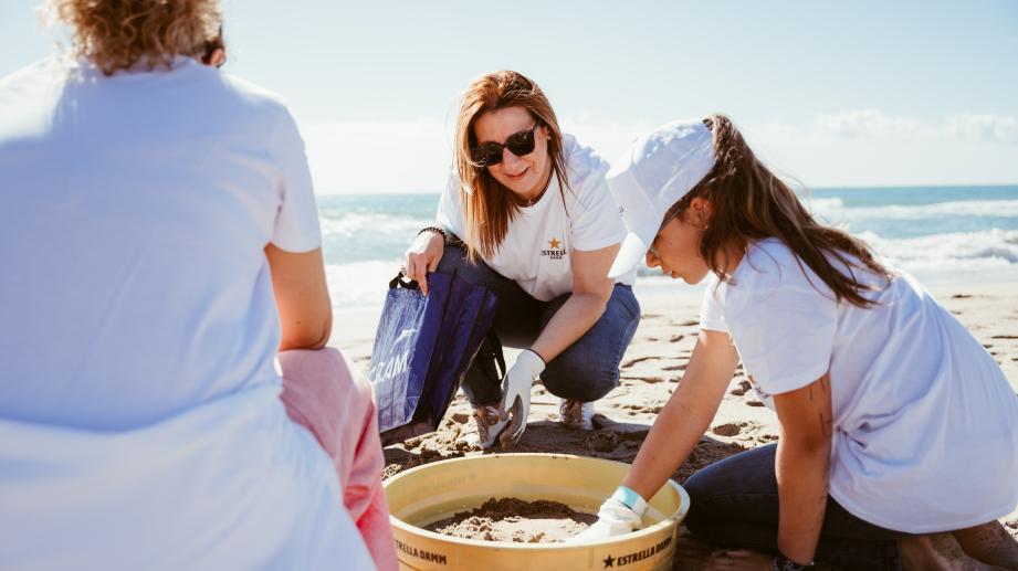 Personas participando en actividad de voluntariado en la playa